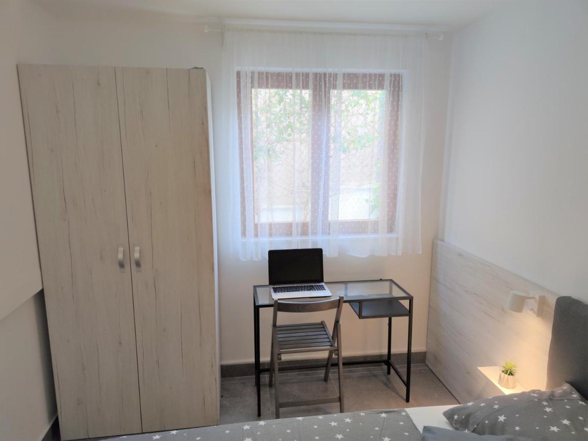 Apartments Rak Вис Екстериор снимка