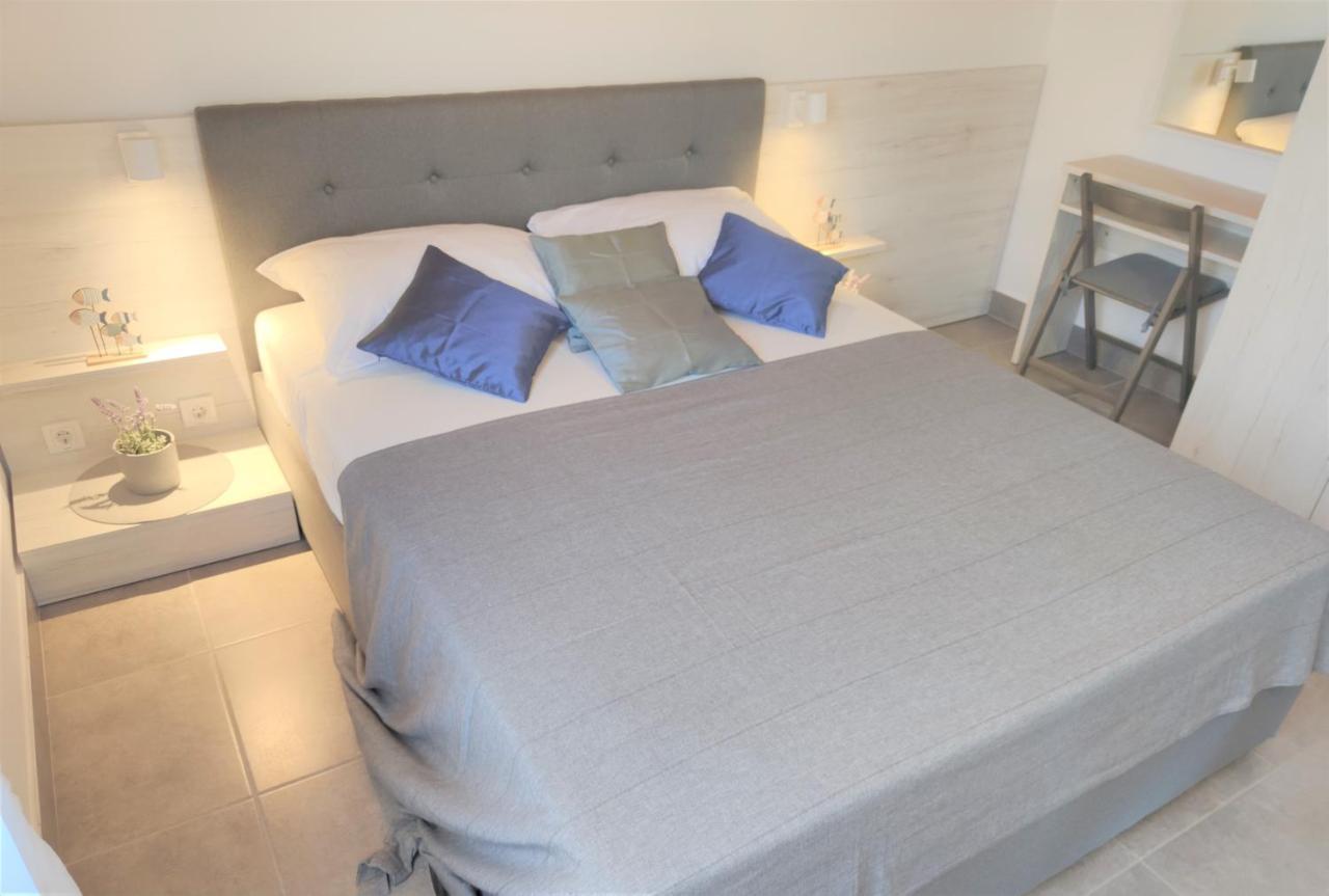 Apartments Rak Вис Екстериор снимка