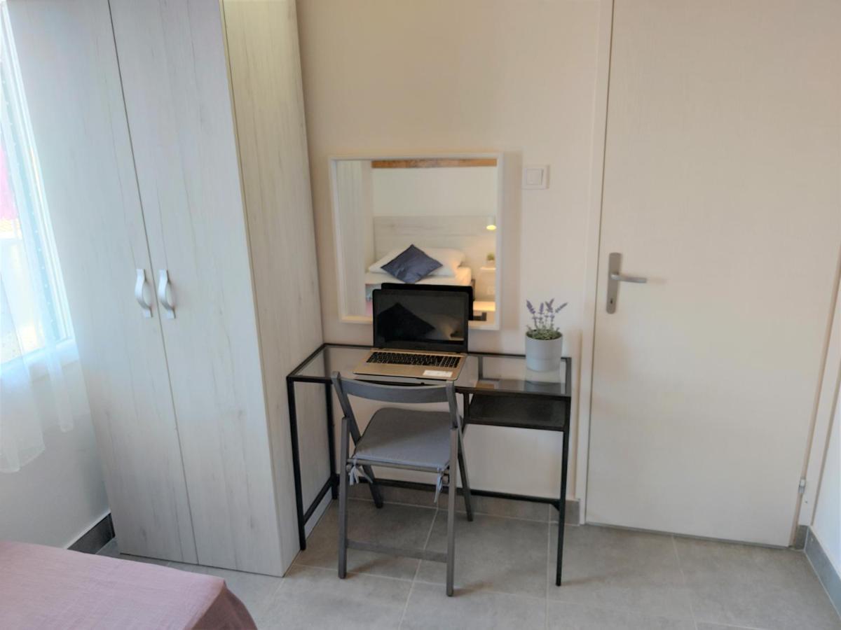 Apartments Rak Вис Екстериор снимка