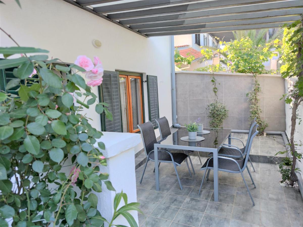 Apartments Rak Вис Екстериор снимка