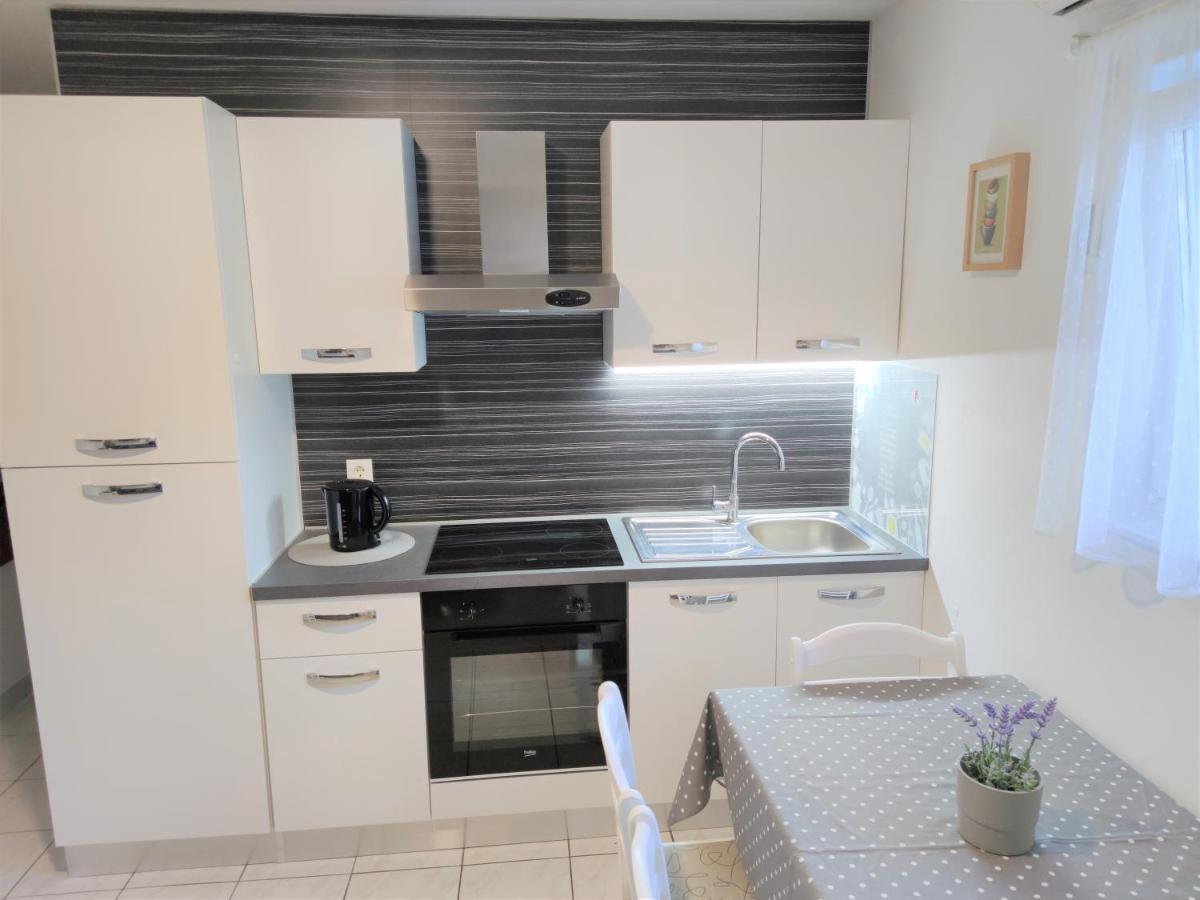 Apartments Rak Вис Екстериор снимка