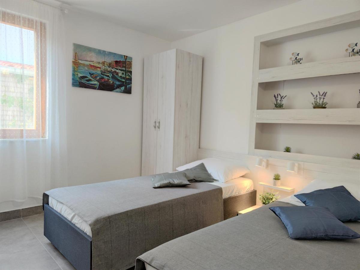 Apartments Rak Вис Екстериор снимка