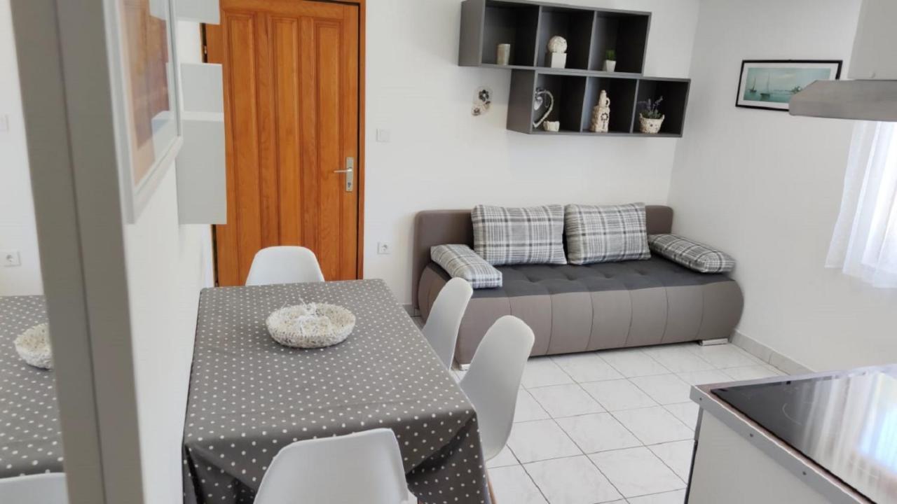 Apartments Rak Вис Екстериор снимка