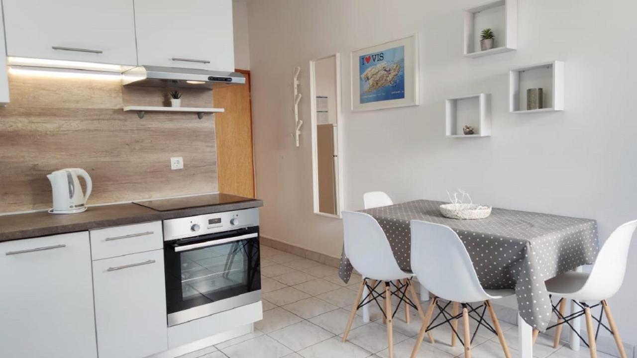 Apartments Rak Вис Екстериор снимка