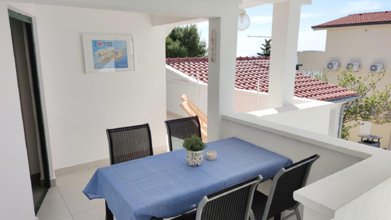 Apartments Rak Вис Екстериор снимка