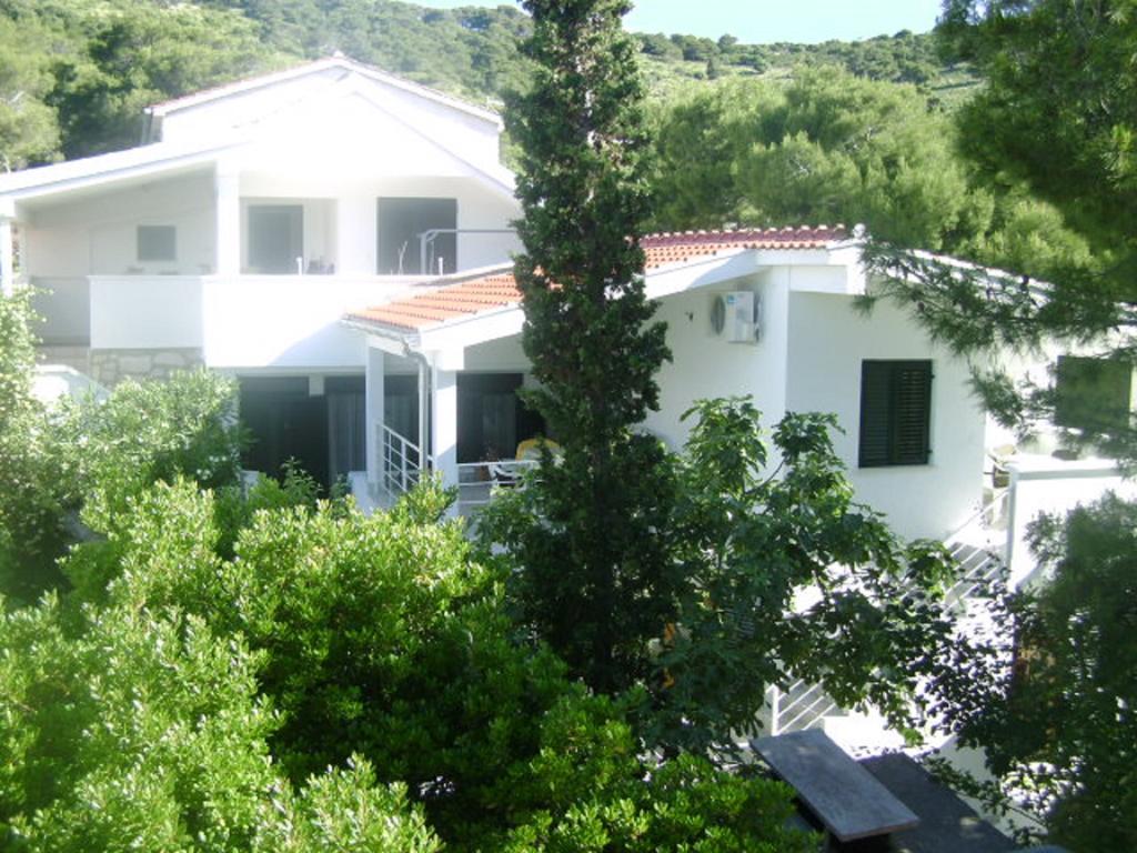 Apartments Rak Вис Екстериор снимка