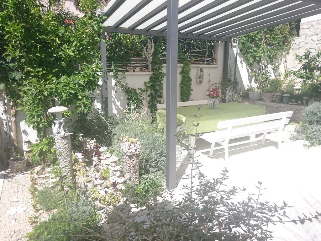 Apartments Rak Вис Екстериор снимка